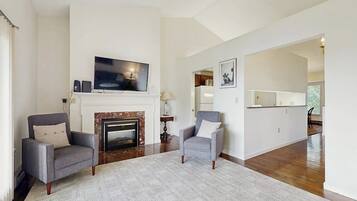 House, 2 Queen Beds (Birch Tree Lane - Unit 315) | Living area