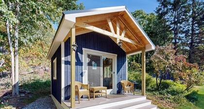 Charming Boothbay Harbor Cottage With Partial AC, Full Kitchen, and sun Room