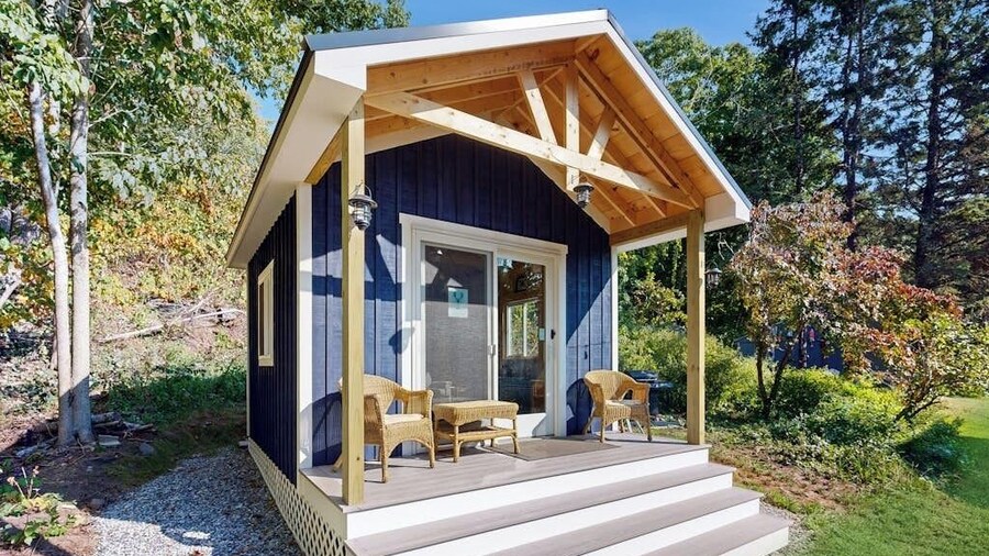 Charming Boothbay Harbor Cottage With Partial AC, Full Kitchen, and sun Room