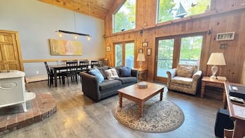 House, Multiple Beds, Fireplace (Cappy's Retreat) | Living area