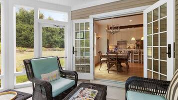 House, Multiple Beds, Garden View (Salty Bloom) | Living area