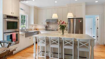 House, Multiple Beds, Garden View (Salty Bloom) | Private kitchen