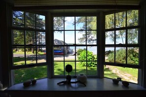 Ein Erker mit Blick auf ein Haus und einen See.