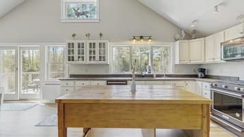 House, Multiple Beds (Hobby Hops) | Private kitchen