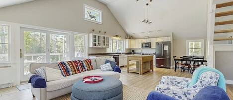 House, Multiple Beds (Hobby Hops) | Living area