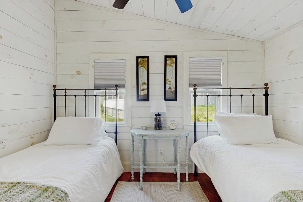 Cabin, Multiple Beds, Kitchen (Bay Cabin) | 2 bedrooms, individually decorated, individually furnished, bed sheets