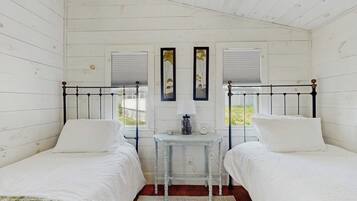 Cabin, Multiple Beds, Kitchen (Bay Cabin) | 2 bedrooms, individually decorated, individually furnished, bed sheets