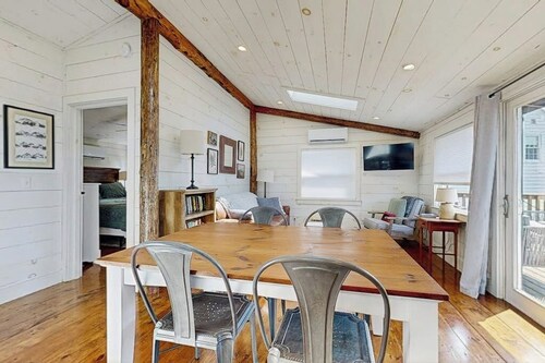 Beautifully Updated Cabin Near Town & Barrett