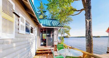 Vintage Lakefront Cabin With Incredible Water Views, Private Dock & Pebble Beach
