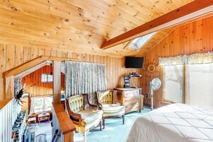 House, Multiple Beds, Kitchen (Lakeside Legacy) | 1 bedroom, individually decorated, individually furnished, bed sheets