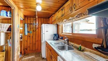 House, Multiple Beds, Kitchen (Lakeside Legacy) | Private kitchen