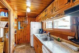House, Multiple Beds, Kitchen (Lakeside Legacy) | Private kitchen