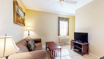 House, Multiple Beds, Kitchenette, Garden View (The Colonels Suites #4 and #5) | Living area
