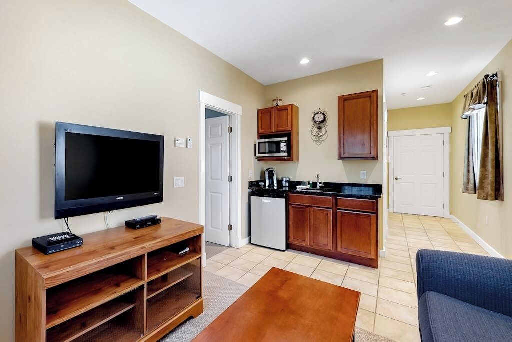 Maison, 1 très grand lit et 1 canapé-lit, coin cuisine, vue jardin (The Colonels Suites Unit 1) | Coin séjour