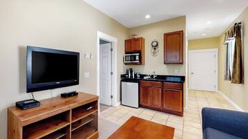 House, 1 King Bed with Sofa bed, Kitchenette, Garden View (The Colonels Suites Unit 1) | Living area