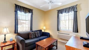 Maison, 1 très grand lit et 1 canapé-lit, coin cuisine, vue jardin (The Colonels Suites Unit 1) | Coin séjour