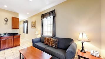 Huis, 1 kingsize bed met slaapbank, kitchenette, uitzicht op tuin (The Colonels Suites Unit 1) | Woonruimte