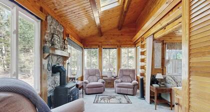 Cozy Cabin With Covered Porch, Firepit, Grill, Fireplace, & Washer/dryer