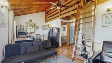 Cabin, Multiple Beds, Fireplace (Sunset Point Mountaintop Cabin) | Living area