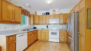 Cabin, Multiple Beds, Kitchen (Cedar Cottage) | Private kitchen
