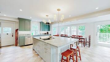 House, Multiple Beds, Garden View (High Street Stunner) | Private kitchen