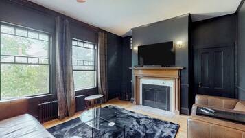 House, Multiple Beds, Garden View (High Street Stunner) | Living area