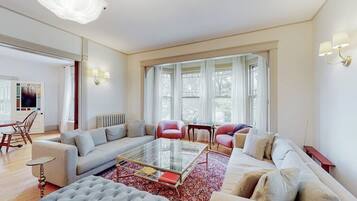 House, Multiple Beds, Garden View (High Street Stunner) | Living area