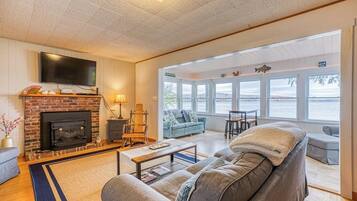 Cottage, Multiple Beds, Fireplace, Garden View (White Lobster Cottage) | Living area
