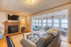 Cottage, Multiple Beds, Fireplace, Garden View (White Lobster Cottage) | Living area