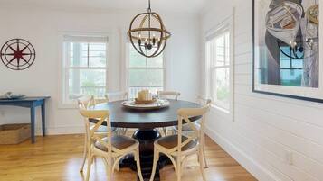 Apartment, Multiple Beds, Patio, Garden View (Harbor's End Unit B) | Dining