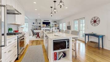 Apartment, Multiple Beds, Patio, Garden View (Harbor's End Unit B) | Private kitchen