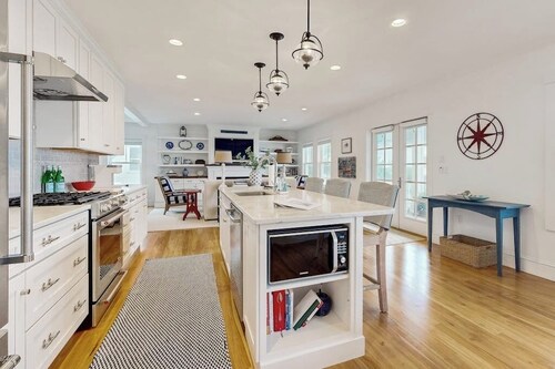 Elegant Home With Veranda & Water View, Walk to Downtown Boothbay Harbor