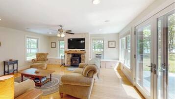 House, Multiple Beds, Garden View (Four Seasons) | Living area