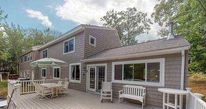 Waterfront Home With Deck, Patio, Grill, Firepit, Ping-pong, & Wifi