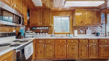 House, Multiple Beds (Little Mac Point) | Private kitchen