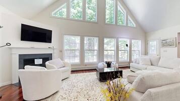 House, Multiple Beds, Fireplace, Garden View (Wiscasset Woodlands) | Living area