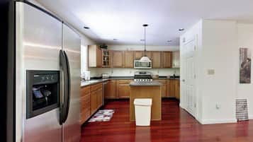 House, Multiple Beds, Fireplace, Garden View (Wiscasset Woodlands) | Private kitchen