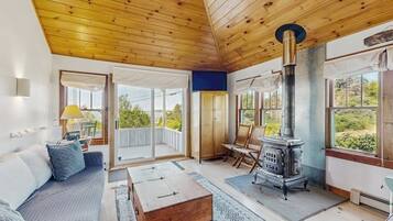 Cabin, 2 Queen Beds, Patio (Blue Sky Cottage) | Living area