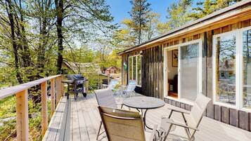 Maison, Plusieurs lits, vue sur le jardin (The Birdhouse of Maine) | Restauration en plein air