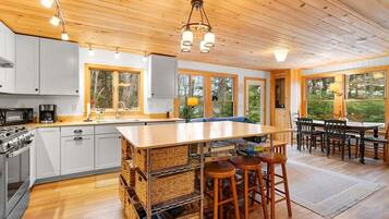 House, Multiple Beds (The Tide House) | Private kitchen
