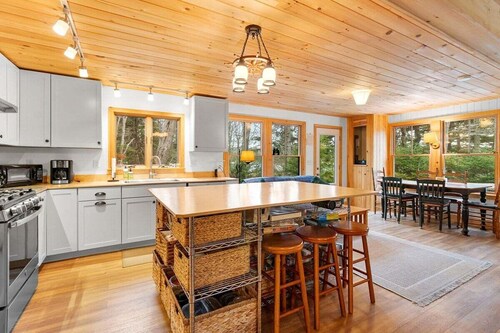 The Tide House, Cozy Waterfront Cottage + Bunkhous
