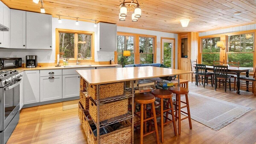 The Tide House, Cozy Waterfront Cottage + Bunkhous