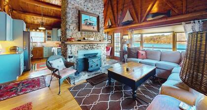 Riverfront Retreat With a Furnished Deck, Washer/dryer & Fast Wifi