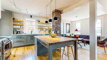 House, Multiple Beds (Sheepscot River Perch) | Private kitchen