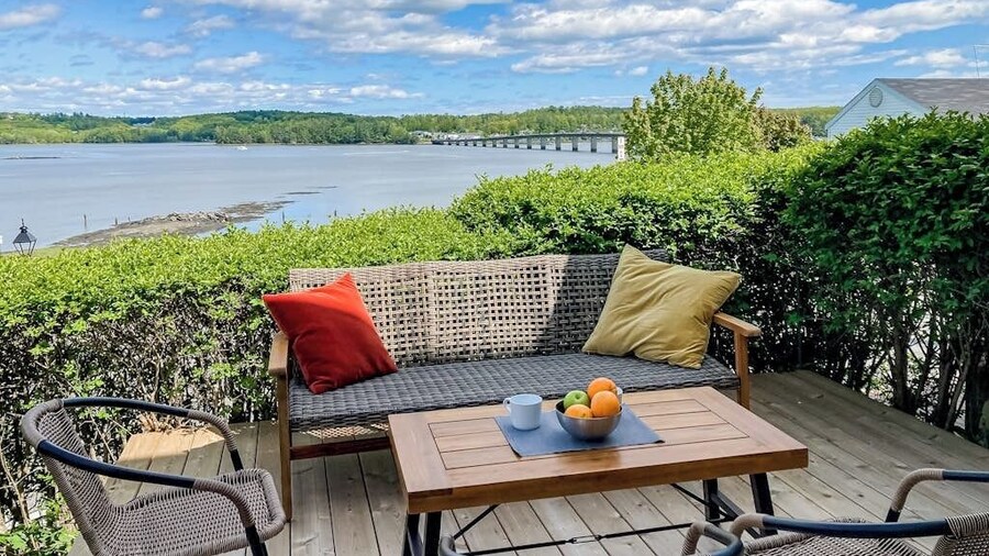 Sweeping Sheepscot River Views in Newly Renovated 200 Year old Wiscasset Home