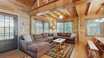 Casa, varias camas, cocina, vista al jardín (Birch Overlook) | Área de sala de estar