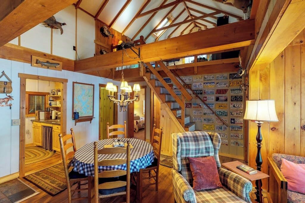 Chalet rustique, Plusieurs lits, cuisine (Pebble Cove) | 2 chambres, décor unique, ameublement unique, literie fournie