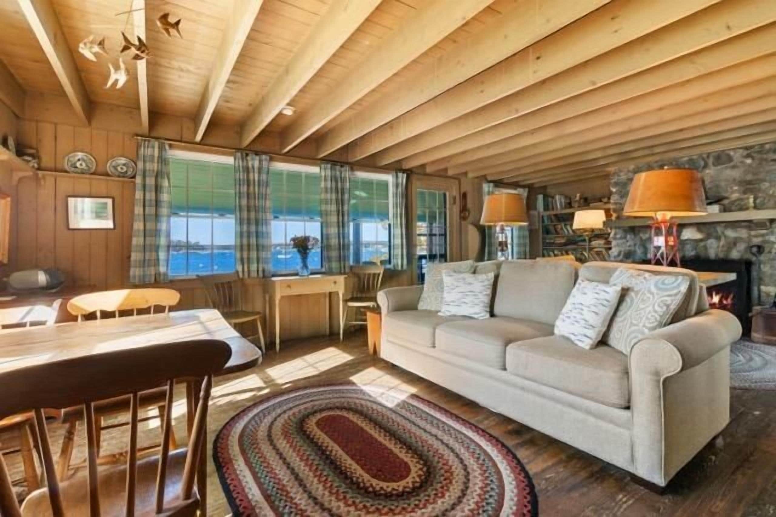 Chaumière, Plusieurs lits, foyer (Marshall Point Cottage) | Aire de séjour