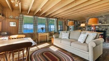 Chaumière, Plusieurs lits, foyer (Marshall Point Cottage) | Aire de séjour