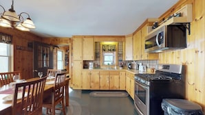 Cabana, várias camas, lareira (Lower Wilson Pond Refuge) | Cozinha privada